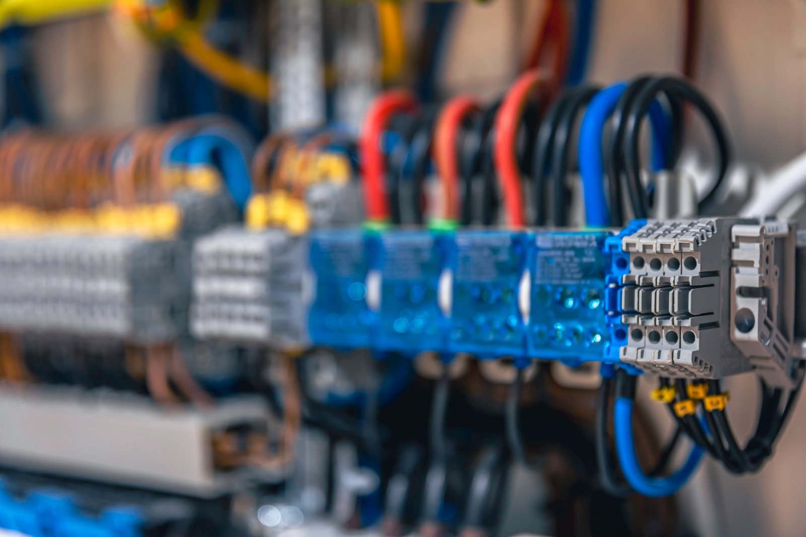 Técnico instalando fibra óptica en empresa